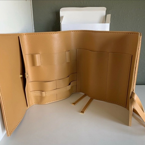 Katherine Tech Organizer Roll in a warm honey color made by Glass Ladder Co. NIB - Picture 5 of 10